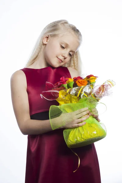 Schönes Mädchen mit Blumenstrauß — Stockfoto