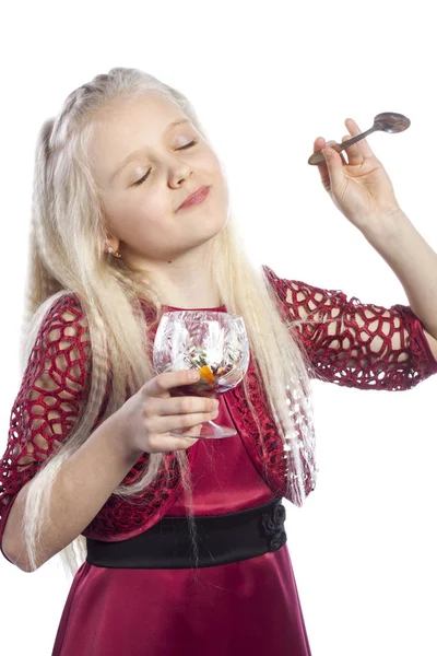 Menina loira bonita comer sobremesa — Fotografia de Stock