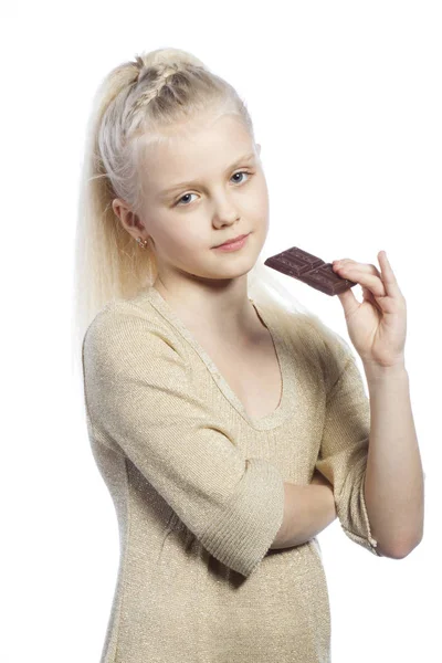 Mooi meisje eten van chocolade. — Stockfoto