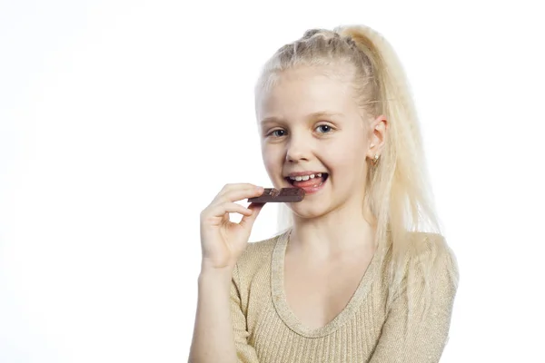 Mooi meisje eten van chocolade. — Stockfoto