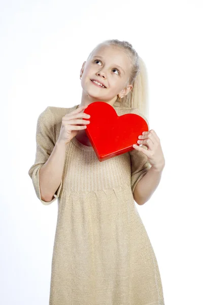 Vacker flicka håller hjärtat i armar. — Stockfoto