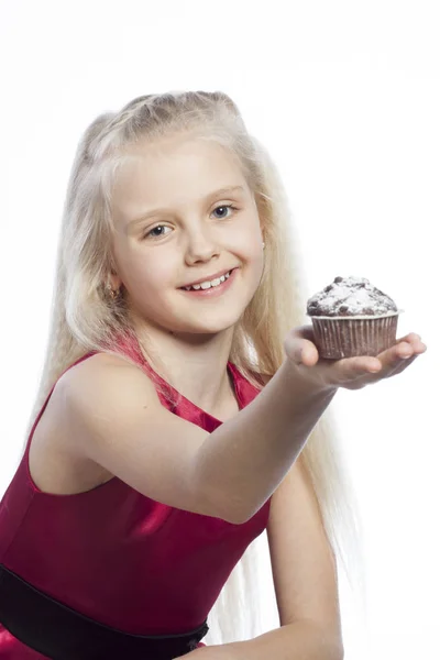 Menina dá um bolo de chocolate — Fotografia de Stock