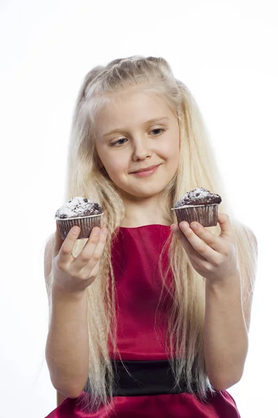 Menina dá um bolo de chocolate — Fotografia de Stock