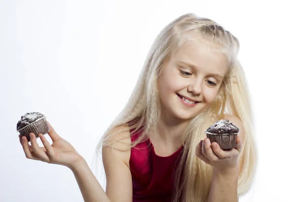 Menina dá um bolo de chocolate — Fotografia de Stock