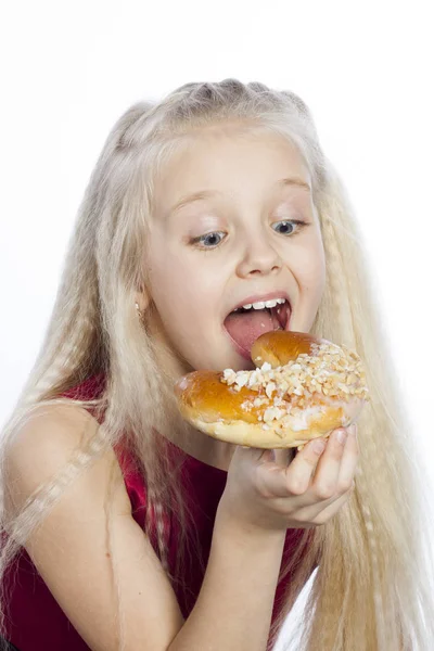 Ragazza guardando croissant — Foto Stock