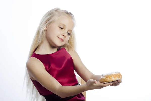 Flickan tittar på croissant — Stockfoto