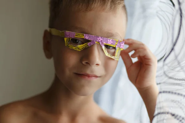Pojke poserar i pappers glasögon — Stockfoto