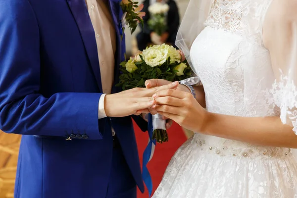 Mariée mettre une bague sur le doigt du marié — Photo