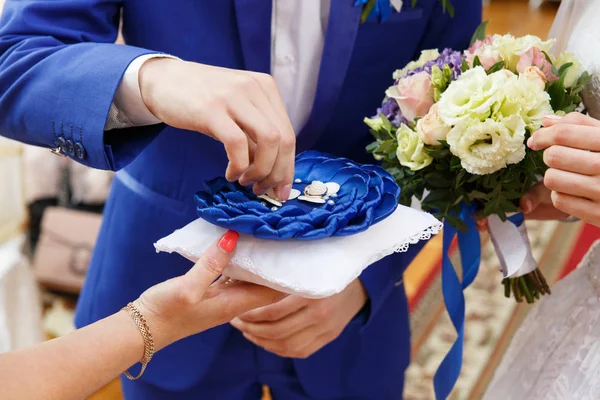 Γαμπρός βάζοντας ένα δαχτυλίδι στο δάχτυλό της νύφης — Φωτογραφία Αρχείου