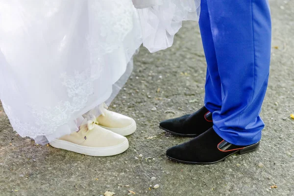 Piernas nupciales, zapatos de novio, zapatillas de novia — Foto de Stock