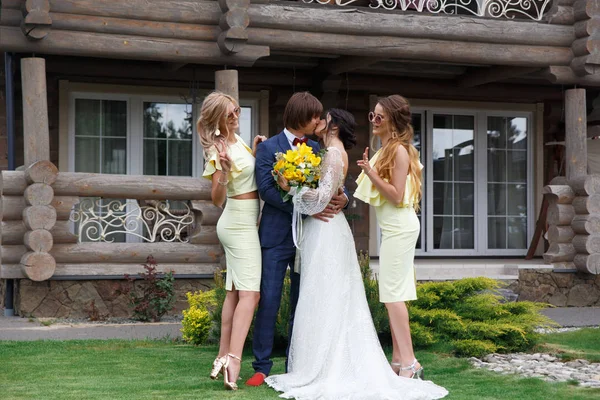Nieuw getrouwd met bruidsmeisjes — Stockfoto