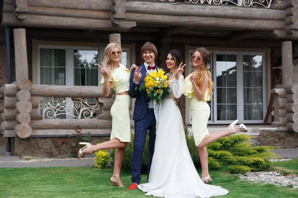 Nieuw getrouwd met bruidsmeisjes — Stockfoto