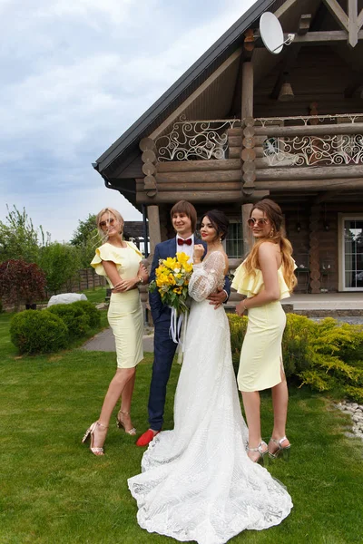 Newly married with bridesmaids — Stock Photo, Image