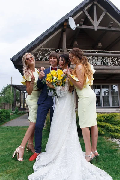 Groomsmen en bruidsmeisjes — Stockfoto