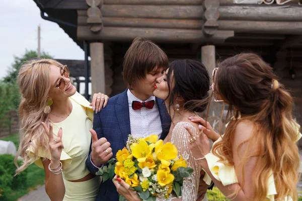 Groomsmen and bridesmaids — Stock Photo, Image