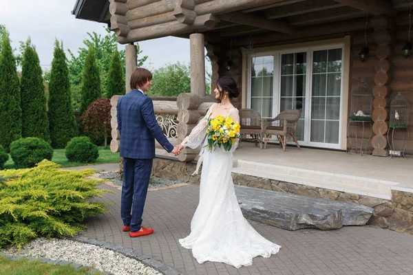 Čerstvě ženatý, připraven vstoupit do luxusního dřevěného sídla — Stock fotografie