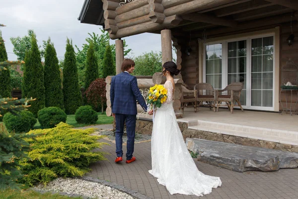 Świeżo poślubiona gotowa wejść do luksusowej drewnianej rezydencji — Zdjęcie stockowe