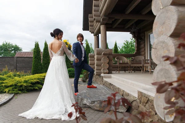 Newly married ready to enter in luxurious wooden mansion — Stock Photo, Image