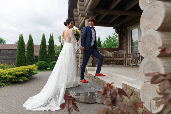 Newly married ready to enter in luxurious wooden mansion — Stock Photo, Image