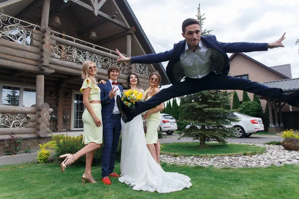 Nieuw getrouwd met bruidsmeisjes en vriendje — Stockfoto