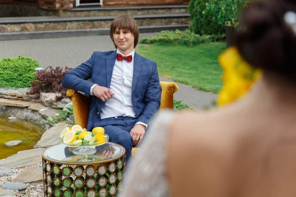 Frischvermählte posieren für ein Hochzeits-Fotoshooting — Stockfoto