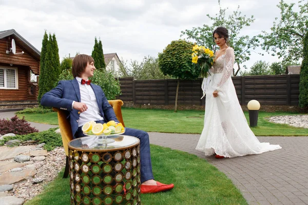 Recién casados posando para una sesión de fotos de boda —  Fotos de Stock