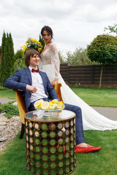 Recién casados posando para una sesión de fotos de boda — Foto de Stock
