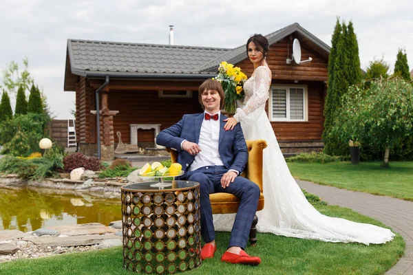 Newlyweds poseren voor een bruiloft fotoshoot — Stockfoto