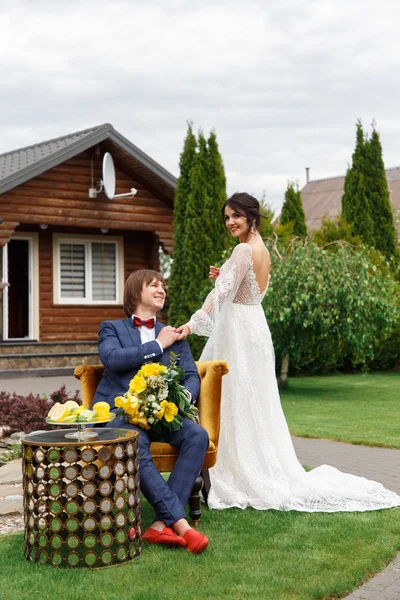 Frischvermählte posieren für ein Hochzeits-Fotoshooting — Stockfoto