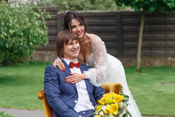 Mariés posant pour une séance photo de mariage — Photo