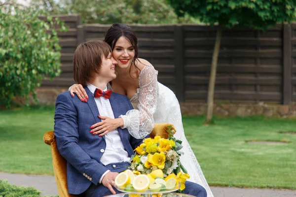 Recién casados posando para una sesión de fotos de boda — Foto de Stock