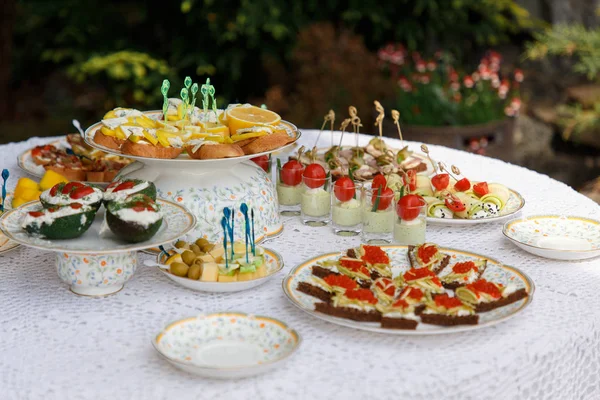 Leckere Snacks auf dem Hochzeitstisch — Stockfoto