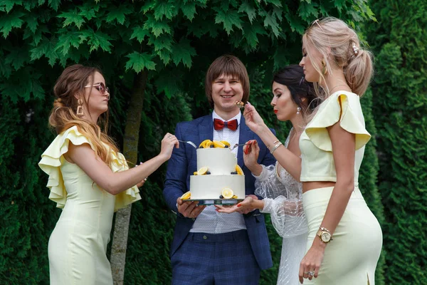 Newlyweds and bridesmaids have fun — Stock Photo, Image