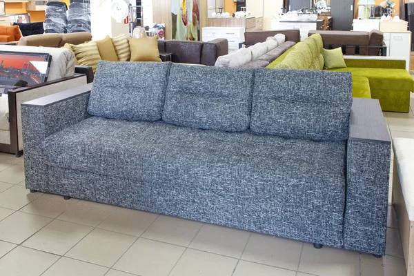 Sofa w salonie nowoczesnego sklepu — Zdjęcie stockowe
