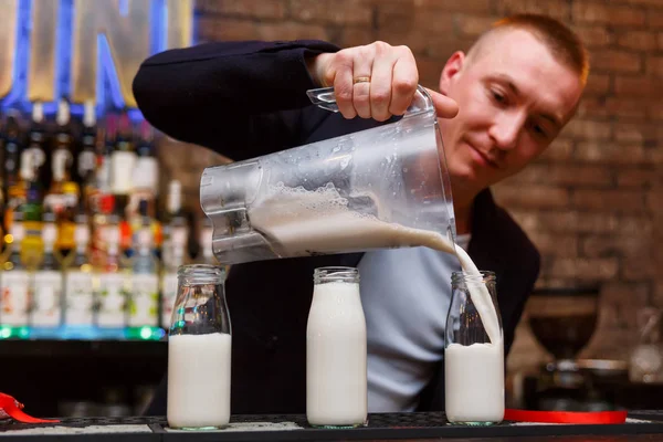 The bartender making milk cocktail — Stock Photo, Image