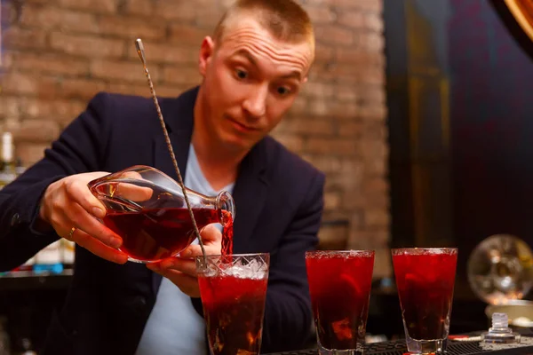 Il barista che fa il cocktail di vitamina — Foto Stock