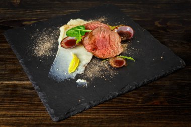 Kırmızı soslu bonfile biftek