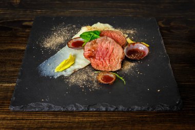 Kırmızı soslu bonfile biftek