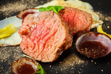 Kırmızı soslu bonfile biftek