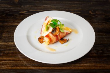 Haşlanmış yumurta ile kızarmış pastırma