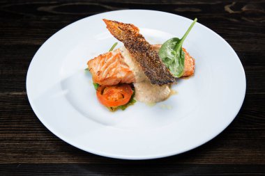 Kremalı sos ve sebze ile Somon biftek 