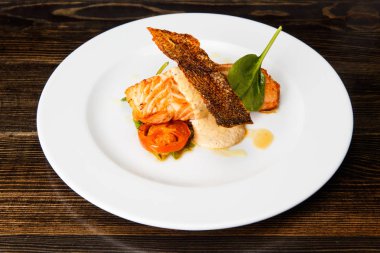 Kremalı sos ve sebze ile Somon biftek 