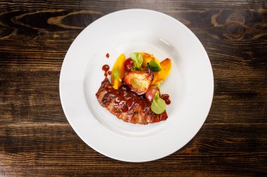 Karamel armut ile ızgara domuz biftek