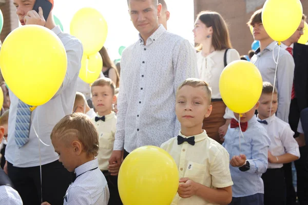 I bambini vanno a scuola per la prima volta — Foto Stock