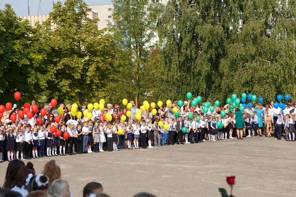 Дети ходят в школу впервые. — стоковое фото