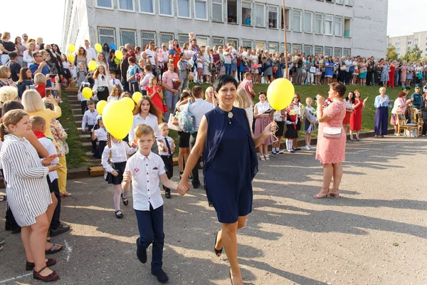 L'enseignant accompagne les élèves de la classe lors d'une réunion festive — Photo