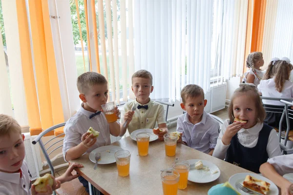 子供たちは最初の朝食でお菓子を食べる — ストック写真