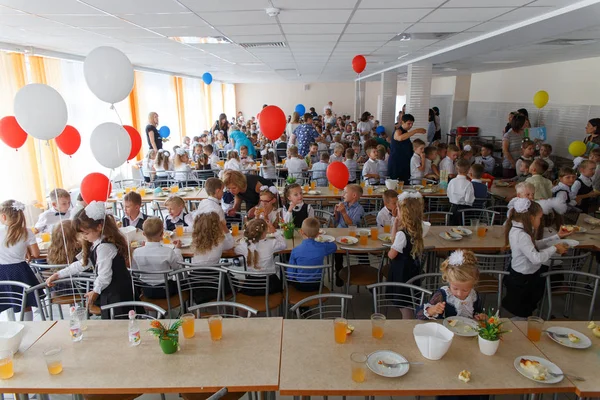 Les enfants mangent un régal à leur premier petit déjeuner — Photo