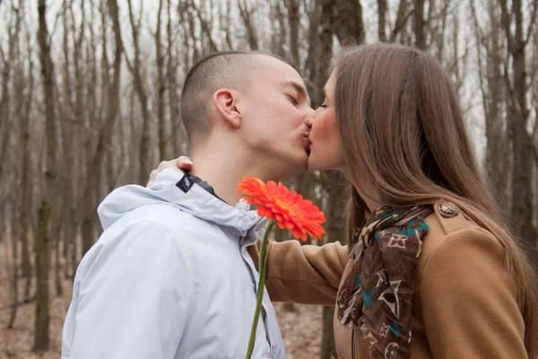 Feliz e belo jovem casal apaixonado — Fotografia de Stock