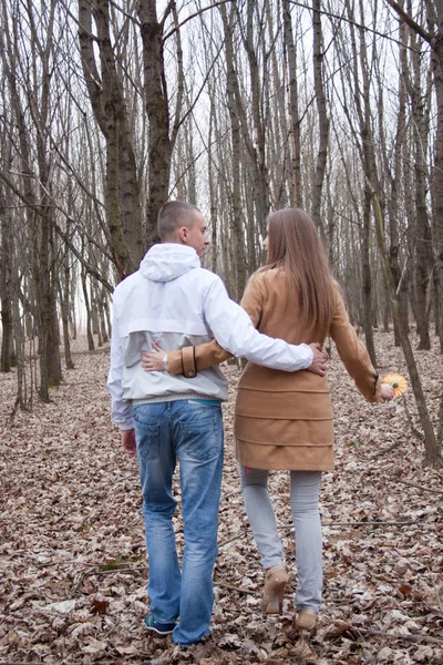 Feliz e belo jovem casal apaixonado — Fotografia de Stock